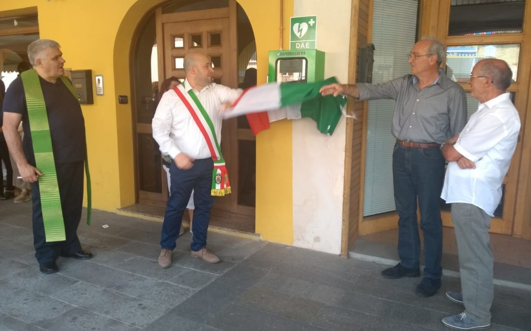 AUSER CAMPAGNOLA DONA UN DEFIBRILLATORE AL PAESE E TRE BORSE DI STUDIO ALLA SCUOLA MEDIA