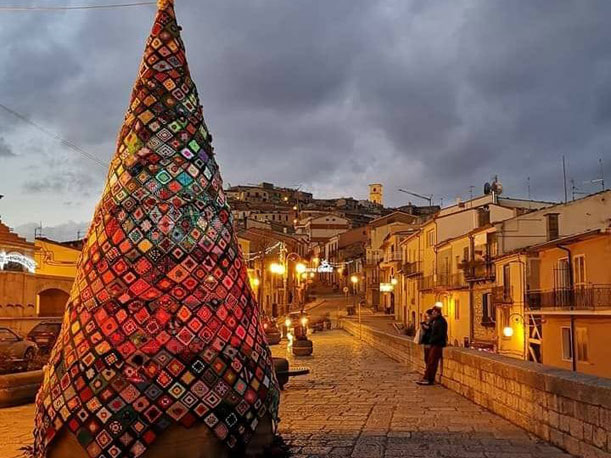 AUSER E TUTTO IL PAESE DI CAVRIAGO REALIZZANO UN ALBERO DI NATALE SOLIDALE