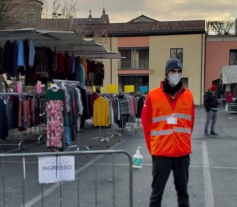 Auser svolge attività di check point davanti ai mercati