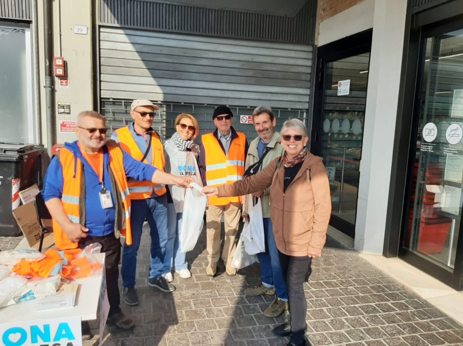 raccolta alimentare coop 11.10.2025 volontari auser